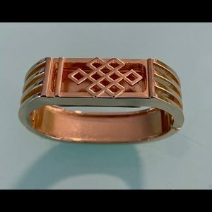 Deco style gold wear-everywhere hinged bracelet